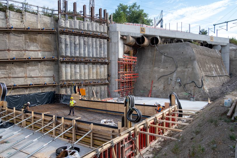 Durchstich für den Tunnel Baukau im Autobahnkreuz in Herne (NW), am Montag (22.08.2022). Nach knapp einem Jahr, in dem der neue Tunnel von der A43 zur A42 Stück für Stück unter den Bahngleisen vorangetrieben wurde, ist jetzt &quot;Licht am Ende des Tunnels&quot;.