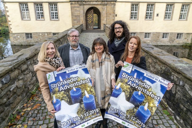 Werben für das Strünkeder Adventsfest. v.l. Claudia Stipp (Kulturbüros), Fritz Pascher (Tierheim), Katharina Büttner (Emschertal-Museum), Dennis Kazakis (Moderator für den neuen Samstag) und Marina Hummel (Veranstaltungsleiterin).
