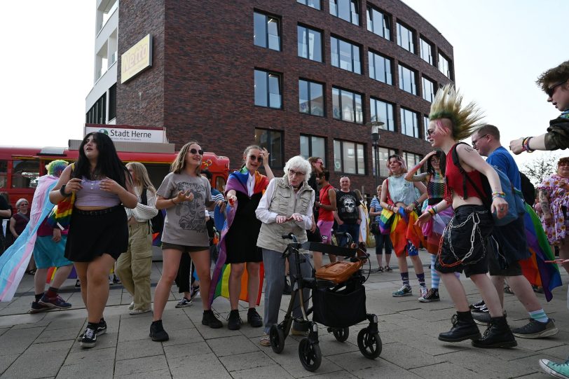 Eine 90-Jährige feierte zusammen mit den Teilnehmern des CSD Herne auf dem Europaplatz.