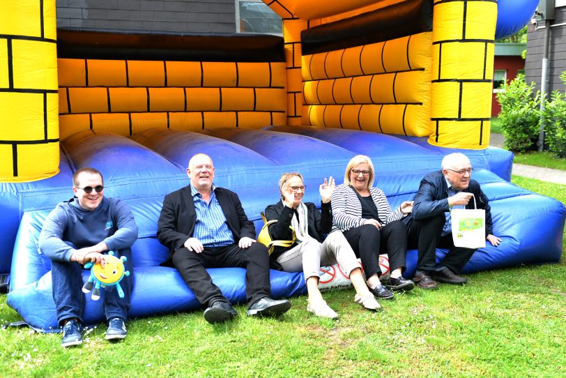 Hatten jede Menge Spaß, diese Menschen: v.l. Lukas Steden, Thomas Nückel, Gudrun Thierhoff, Andrea Oehler, Pfarrer Georg Birwer.