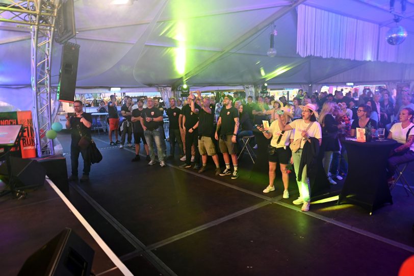 Zuhören, feiern, klatschen und vielleicht auch selbst singen: Der Karaoke Biergarten hat an seinem neuen Standort viele Gäste.