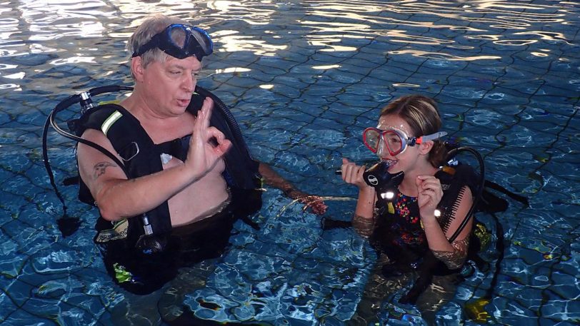 Gerd Biedermann (li.), beim Tauchtraining mit einem Mädchen (Archivbild).