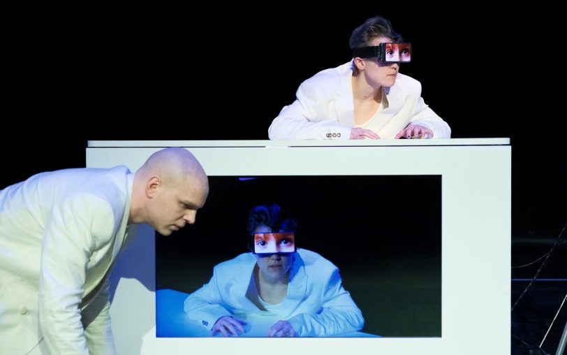 Gareth Charles (li.) und die doppelte Jasha Eliah Deppe begeistern in „1984“ am Theater Kohlenpott.