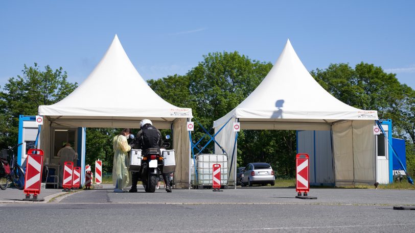 Das Testzentrum auf dem Crange Platz bietet zwei Durchfahrten im Drive-In.