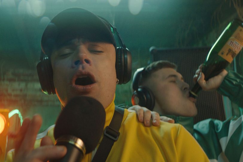 Die Jungs der Band „Kneecap“ werden rasch zum Symbol des irischen Freiheitsdrangs – und der von den Engländern unterdrückten irischen Sprache.