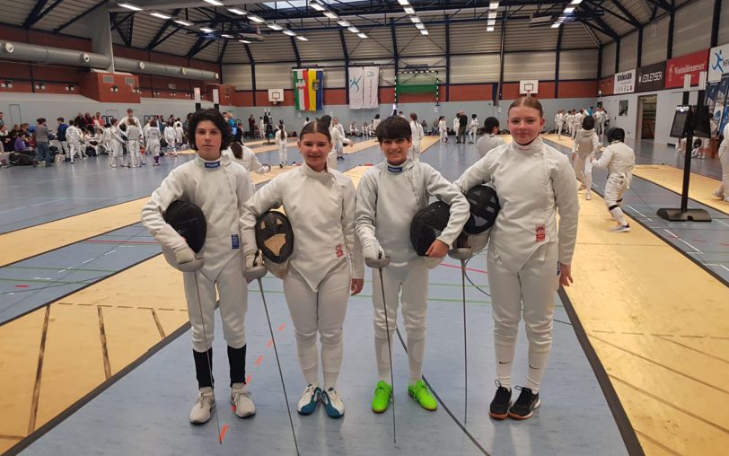 Das Team der Erich-Fried-Gesamtschule bei den NRW-Schulmeisterschaften im Fechten in Solingen: (v.li.) Laurids Vogl, Christina Rauer (beide HTC), Davide Lübke und Janise Nehring. Zusammen holten sie Bronze.