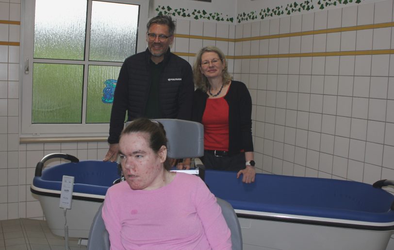 Christoph Kisters, Christina Heldt und Bewohnerin Marie W. freuen sich über ein neues Badezimmer samt Badewanne.