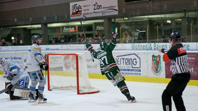 Herner EV gegen ESC Wohnbau Moskitos Essen am Sonntag (17.10.2021), Essen gewinnt 5:2. Im Bild Dennis Swinnen