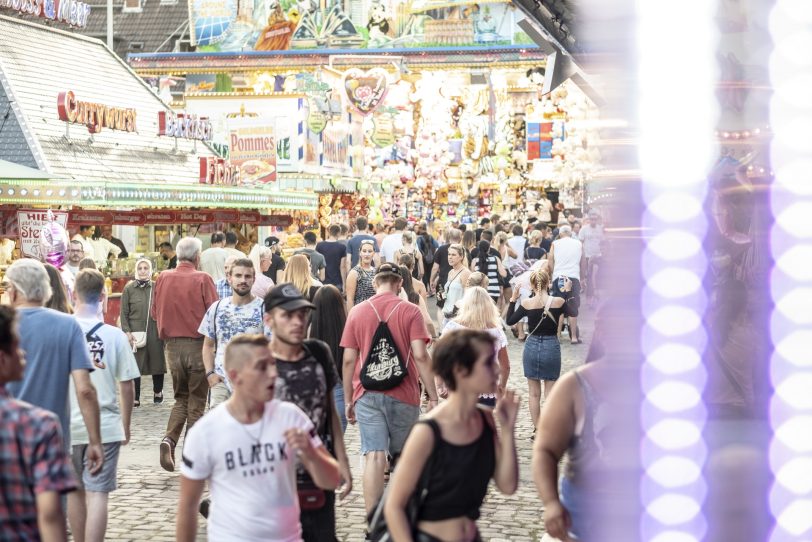 Alles blinkt und alles dreht sich - sehr zur Freude der Kirmes-Fans.