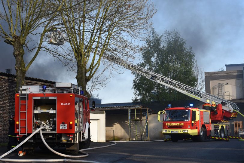 Brand einer Lagerhalle an der Baumstraße / Fabrikstraße