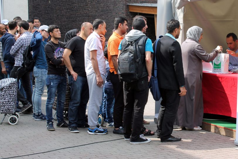 Die Flüchtlinge auf dem Hof der Moschee.