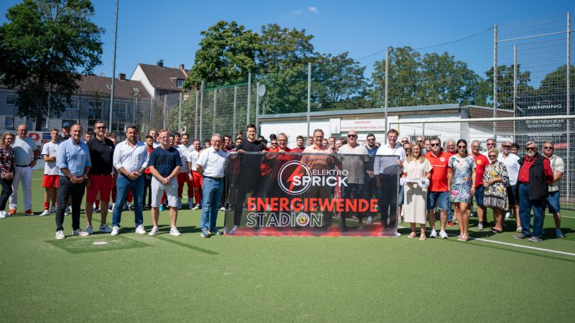 Das Stadion des Vereins Sportfreunde Wanne Eickel 04/12 bekam am Sonntag (11.8.2024) einen neuen Namen und heißt jetzt Elektro Sprick-Energiewende-Stadion.