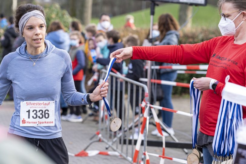 Der 43. Herner Silvesterlauf im Revierpark Gysenberg in Herne (NW), am Freitag (31.12.2021). Coronabedingt ohne Zuschauer und mit 2G.