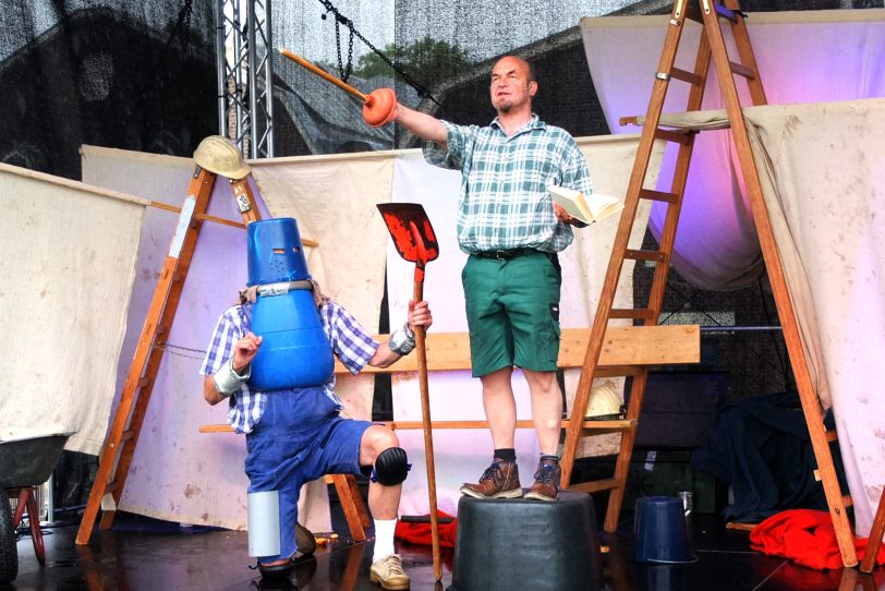 Das Wetter spielte nicht mit bei der ersten OpenAir-Veranstaltungen vor den Flottmannhallen nach der coronabedingten Schließung. im Bild:  Das Kindertheater Pappmobil mit dem Stück Drachen auf Baustelle Süd.