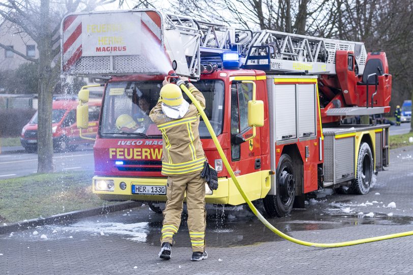 Durch einen Brand wurde am Samstagmorgen (31.01.2021) der Netto-Markt an der Berliner Straße in Herne (NW) komplett zerstört. Kräfte der Berufs- und der Freiwilligen Feuerwehr wurden bei den Löscharbeiten durch das THW unterstützt. Die Polizei ermittelt wegen des Verdachts auf Brandstiftung.