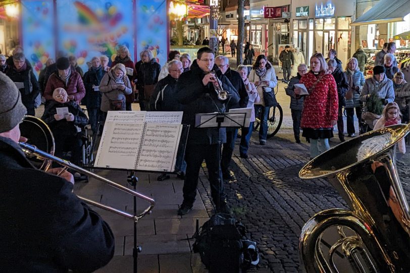 Ökumenisches Adventssingen auf der Bahnhofstraße 2022 – mit den Bläsern des CVJM unter der Leitung von Stefan Wilhelm.