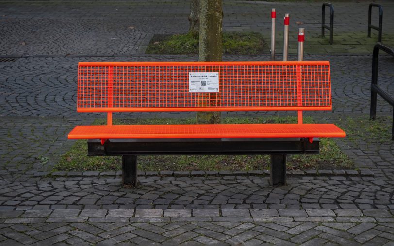 Auf der Bank ist ein QR-Code zu finden, um weitere Informationen zum Thema zu bekommen.