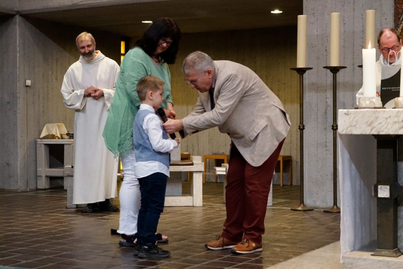 Leonard Möller wird während des Josefschutzfestes der Kolpingsfamilien in den Verein aufgnommen.