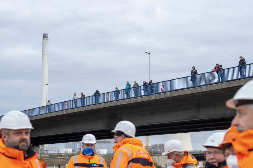 Einheben des ersten Teilstücks für die neue Eisenbahnbrücke über die A43 in Herne (NW), am Sonntag (28.0.2021).