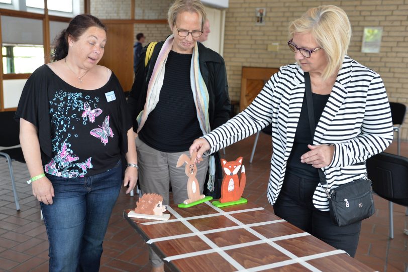 v.l. Natascha Tomlik erklärt die Casino-Spiele der BaJoMi Grudrun Thierhoff und Andrea Oehler.