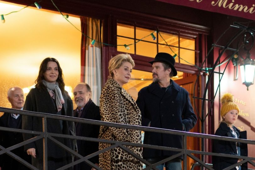 Lumir (Juliette Binoche) kehrt mit ihrem Hank (Ethan Hawke) aus New York nach Frankreich zurück, um ihre Mutter Fabienne (Catherine Deneuve) zu besuchen.
