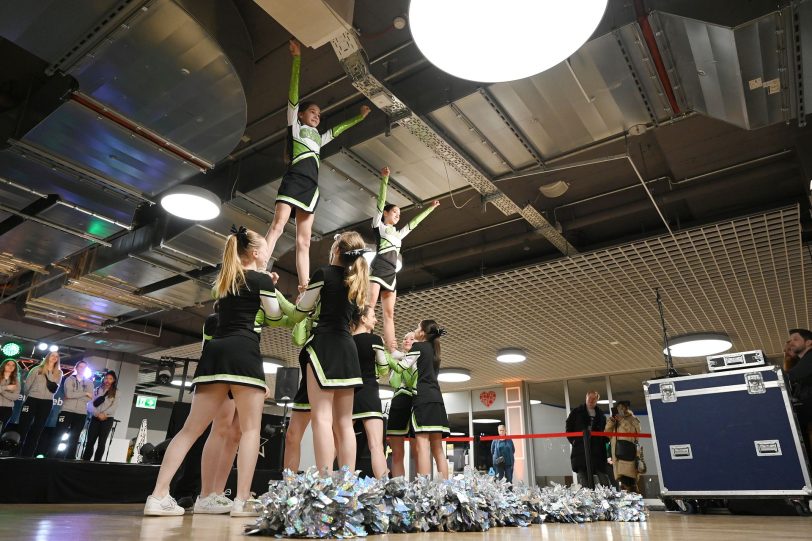 Die Basketballerinnen des HTC und die Cheerleader der BTC Claws präsentierten sich bei der Jubiläumsfeier im City Center.