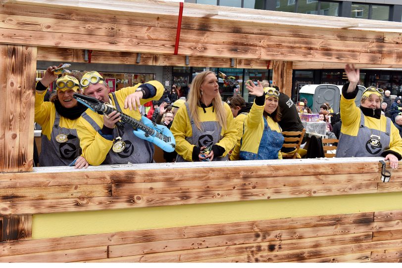 Der Rosenmontagszug am Robert-Brauner-Platz.