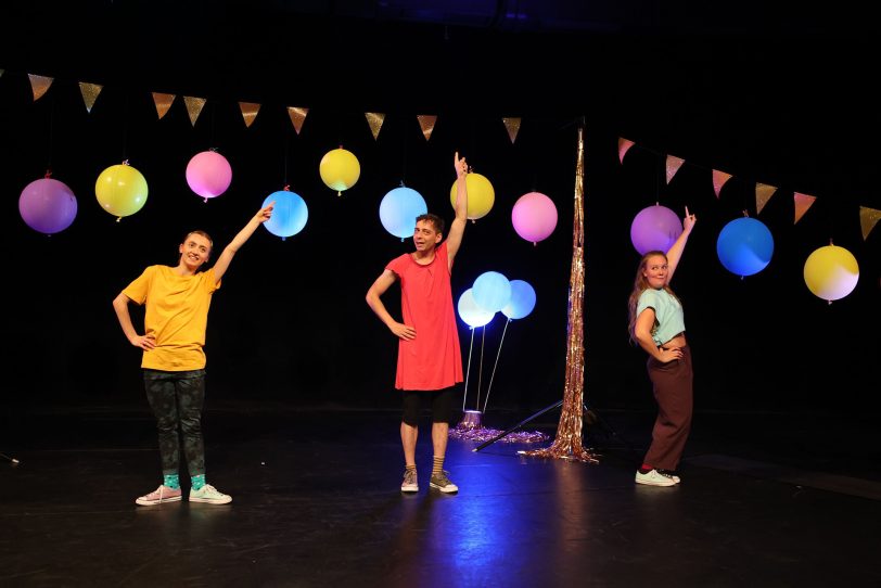 Katharina Rettich, Benjamin Werner und Anna Sander spielen „Disco!“ in den Herner Flottmannhallen.