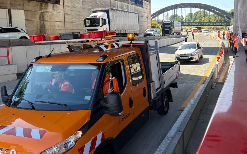 Die Schranke ist weg: Der neue Tunnel Baukau im Autobahnkreuz Herne, um von der A43 auf die A42 Richtung Duisburg zu gelangen, wurde am Montag (18.8.2025) freigegeben. Nach einem Baustellenfahrzeug der Autobahn GmbH fuhr als erstes ein Pkw mit Kennzeichen aus Recklinghausen durch den Tunnel.