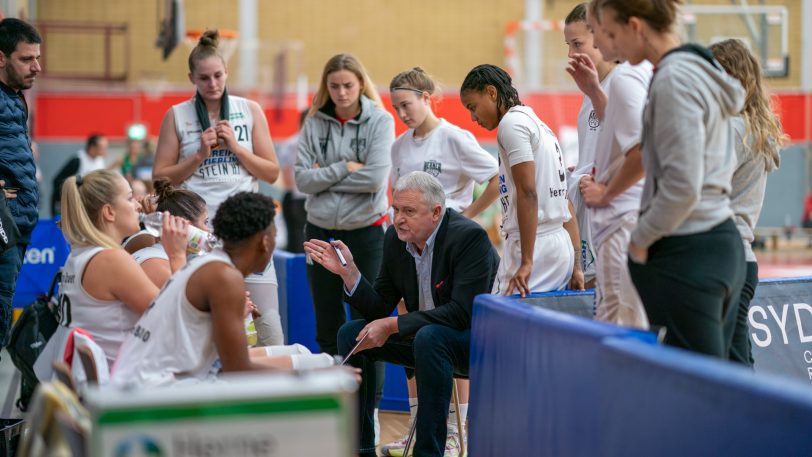 Die Basketball-Damen vom HTC gewinnen am Sonntag (6.11.2022) gegen die Rutronik Stars Keltern mit 73:71 nach Verlängerung. Im Bild (Mitte) Trainer Marek Piotrowski