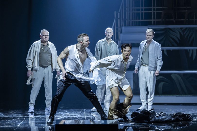 Zwei phantastische Countertenöre in Duisburg: Cleopatra (Dennis Orellana, r., mit Tobias Hechler) hat weder Rock noch Hose an.