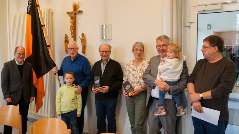 Der neue Vorstand (v.l.): Pastor Thomas Poggel; Ulrich Möller (neugewählter Beisitzer für Kultur und Freizeit), vor ihm sein Enkel; Neumitglied Günter Habijan, Neumitglied Ursula Reckinger, Vorsitzender Hubert Borg mit Enkelin auf dem Arm und 2. Vorsitzender Thomas Eickelkamp.