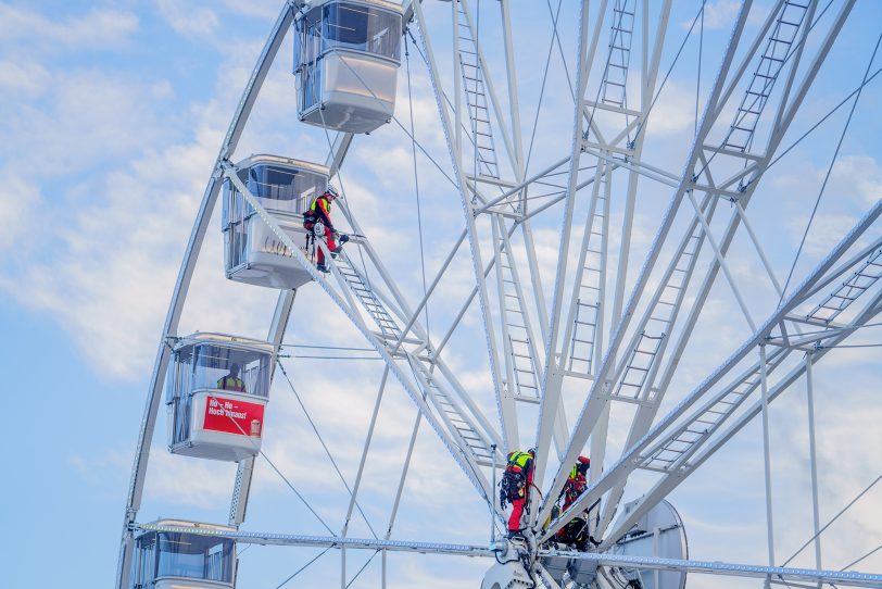 Üben eines Einsatzes der Höhenretter der Herner Feuerwehr am Mittwoch (14.12.2022) beim Riesenrad am Cranger Weihnachtszauber.