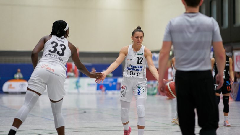 Die HTC-Damen gewinnen gegen die SNP BasCats USC Heidelberg am Sonntag (3.10.2021) mit 66:64. Im Bild Dragana Domuzin (Mitte), Nicole Enabosi klatscht ab