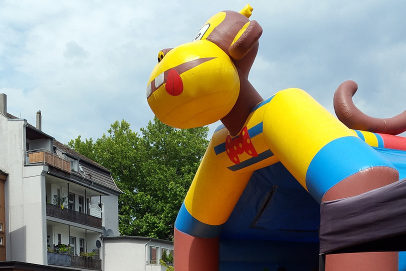 Die Kita Kunterbunt lädt zum Sommerfest, dabei wird unter anderem mit einer Hüpfburg das 45-jährige Jubiläum gefeiert (Symbolbild).