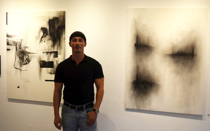 Daniel Pajonk in seiner Ausstellung 