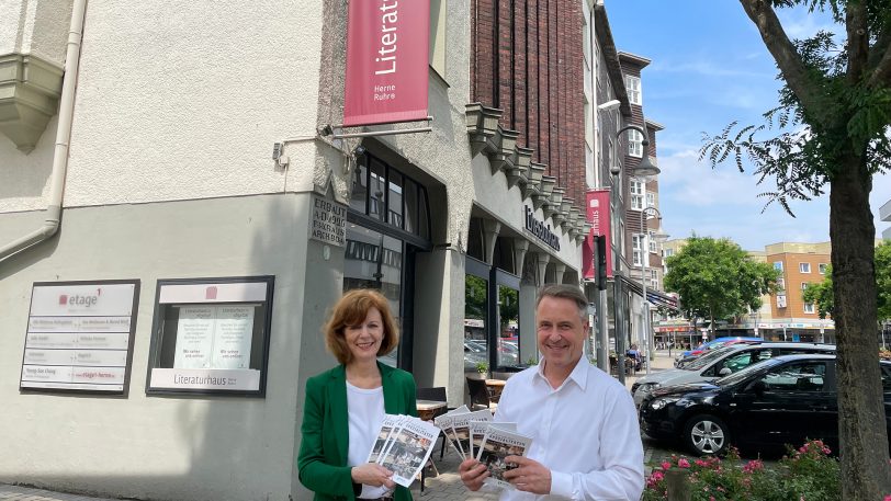 Präsentieren die neue Broschüre Herner Spezialitäten: v.li. Elisabeth Röttsches und Holger Wennrich.