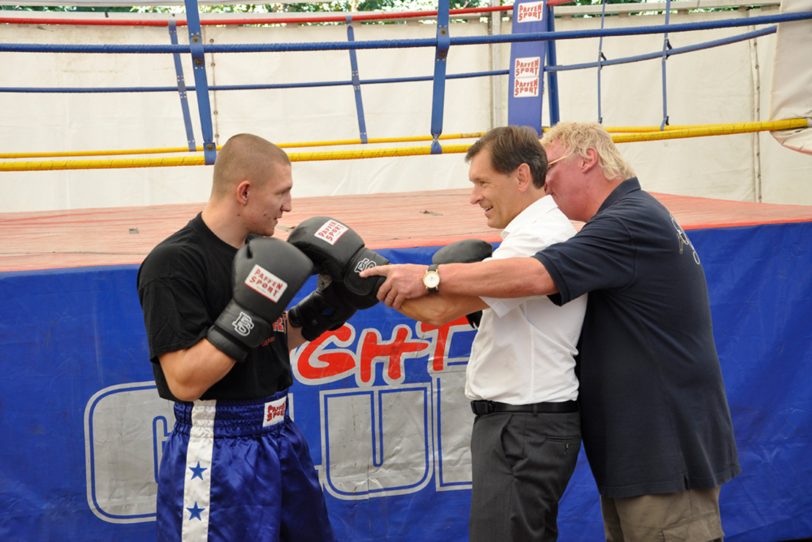 2018 weist Charly Schulz Oberbürgermeister Dr. Frank Dudda in die Feinheiten der Boxhandschuhe ein.