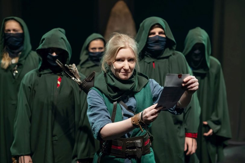 Nina Holtvoeth (Mitte vorn) als Robin Hood und ihre „Bande“ (v.l.): Nele Reins, Sophie Charlotte Dittmer, Jamila Boukhers, David Kiefer und Alexander Maria Wolff.