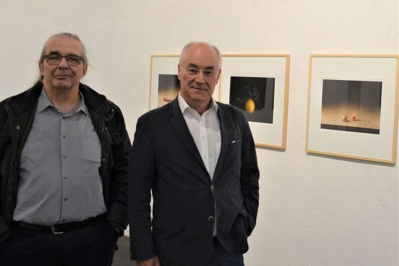 Kurator Peter Buchwald (l.) und Ferdinand Ullrich in der Ausstellung „Still Leben“, die am 4. September 2021 in der Künstlerzeche Unser Fritz eröffnet wird.