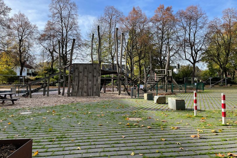 Mehr Grün und mehr Wasser gibt es auf dem neugestalteten Schulhof.