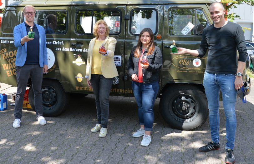 v.l. Hendrik Bollmann, Manuela Lukas, Nadine Minervino (alle SPD) und Peter Meinken mit Likören der Alten Drogerie Meinken, die zugunsten des Tierheims Herne Wanne verkauft werden.