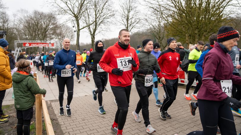 Entspannt oder auch sportlich schnell: Insgesamt gingen beim 46. Silvesterlauf im Gysenberg am Dienstag (31.12.2024) über 1.200 Teilnehmer in verschiedenen Altersklassen an den Start. Hier beginnt gerade der Sparkassen-Hauptlauf.