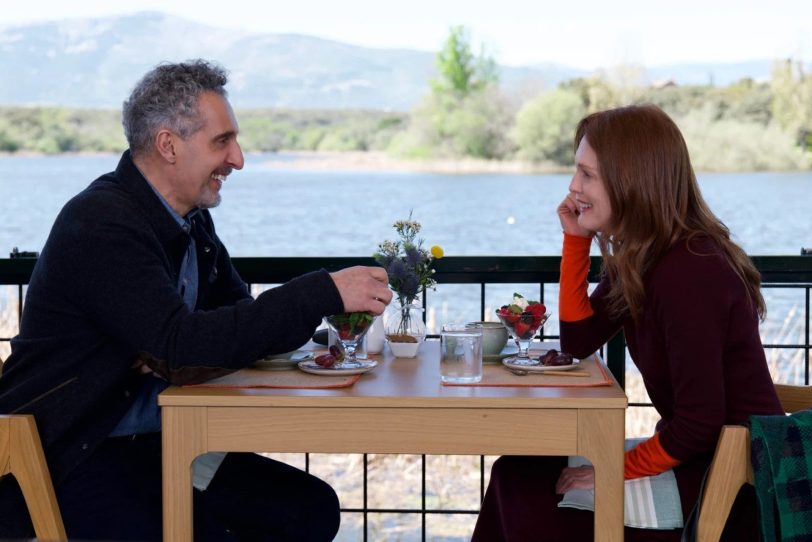 Heimlich treffen sich Damian (John Turturro) und Ingrid (Julianne Moore): Der Wissenschaftler ist auch der „Ex“ von Ingrid.