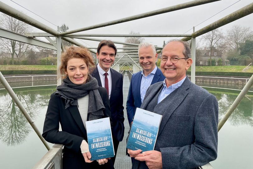 Buchvorstellung 'Die Macht der Entwässerung': v.l. Prof. Eva-Maria Roelevink (Technischen Universität Bergakademie Freiberg), Prof. Uli Paetzel (Vorstandsvorsitzender der Emschergenossenschaft), Dr. Frank Obenaus (Technischer Vorstand der Emschergenossenschaft) und Dr. Lutz Budrass (Ruhr-Universität Bochum) stellten gemeinsam die neue Publikation „Die Macht der Entwässerung – die Emschergenossenschaft und die Erfindung des Ruhrgebiets“ im BernePark in Bottrop vor.