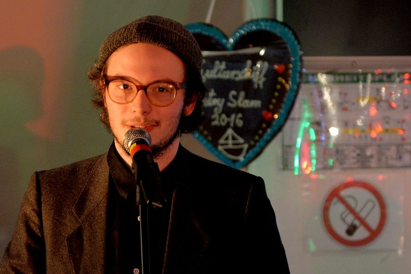 Moderator Jason Bartsch beim Poetry-Slam auf dem Kulturschiff