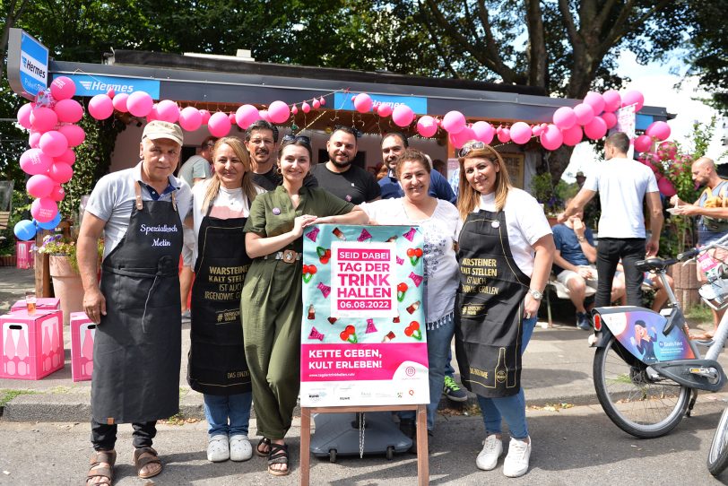 Der 'Yilmaz Kiosk' wird von der jungen Ceylan Coban (li vom Schild) und ihrer Familie betrieben.