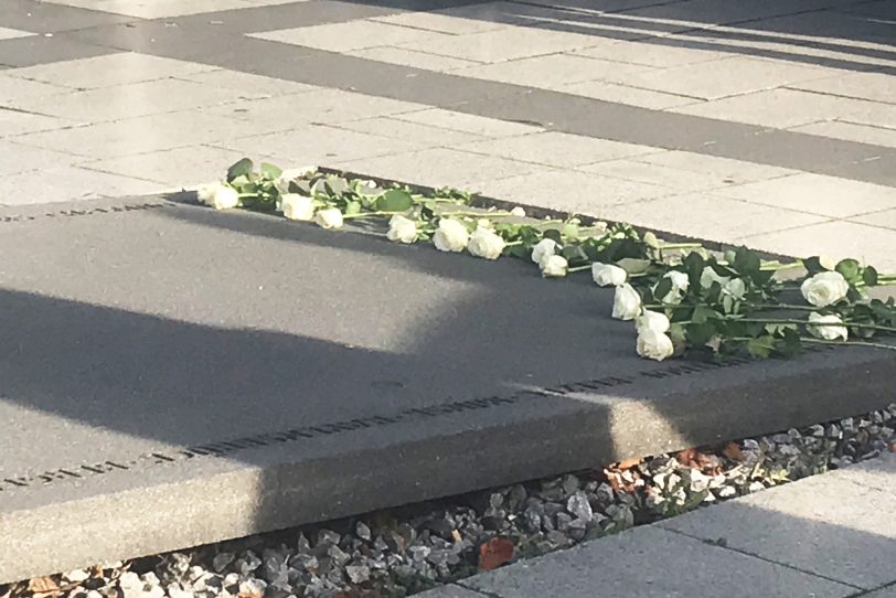 Die Teilnehmenden legten weiße Rosen nieder.