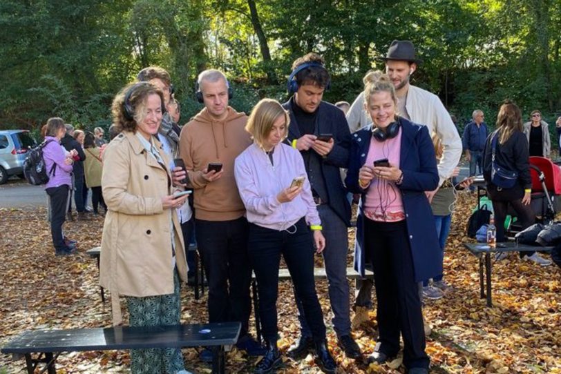 Bei der Eröffnung des ersten Ralf Rothmann-Weges in Oberhausen testen die „Macher“ den Audio-Guide zusammen mit Antje Deistherr (l.), der Leiterin des Literaturbüros Ruhr.