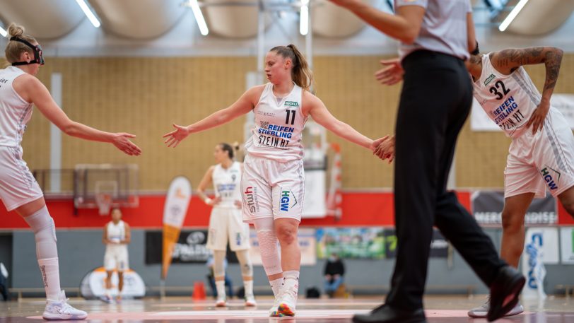 Abklatschen bitte: Laura Westerik (Mitte) feiert einen Korb mit ihren Mitspielerinnen.